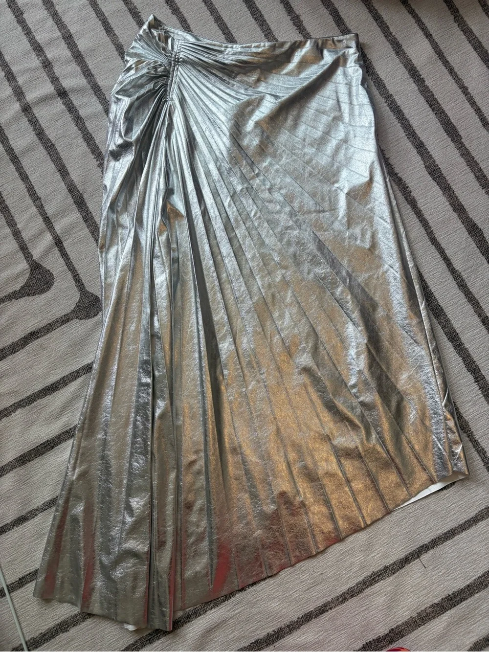 NWT A.L.C. Tori Silver Metallic Pleated Vegan Leather Midi Skirt Size 4 - Picture 4 of 6